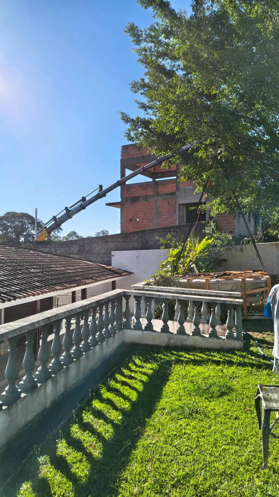 Operação de içamento em obra residencial