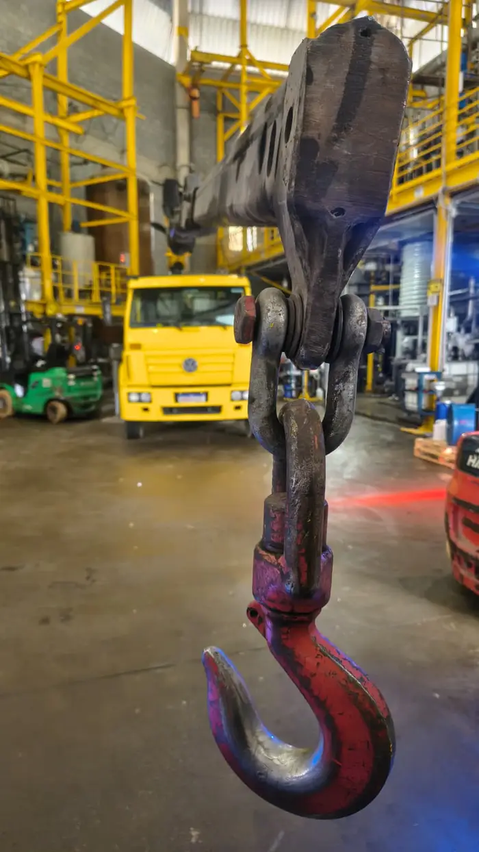 Detalhe do gancho de içamento em ambiente industrial