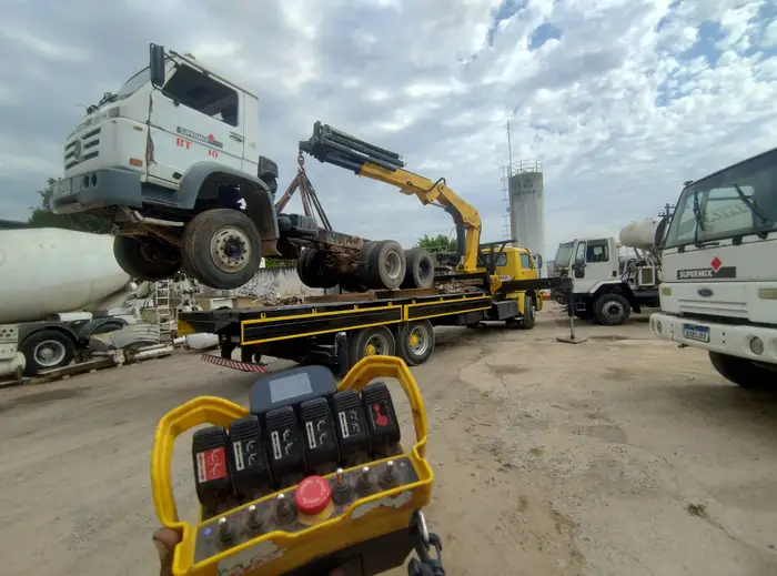 Içamento de cabine de caminhão com Munck, operação controlada por rádio