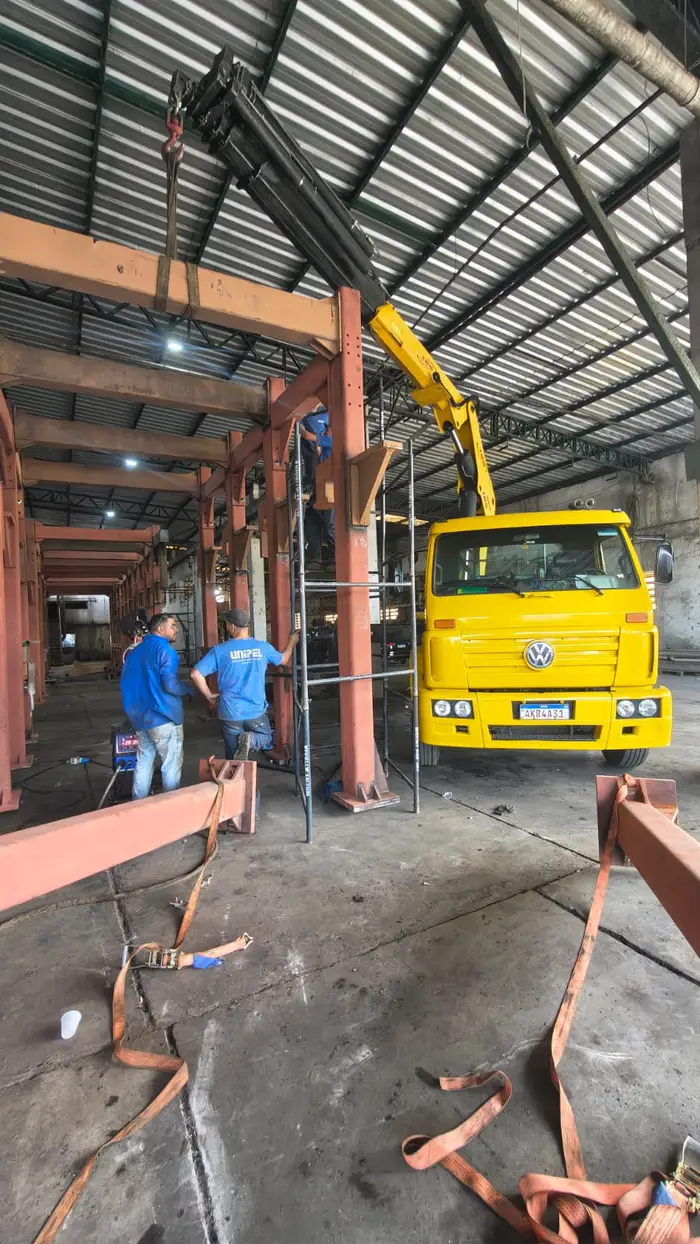 Içamento de estrutura metálica dentro de galpão industrial