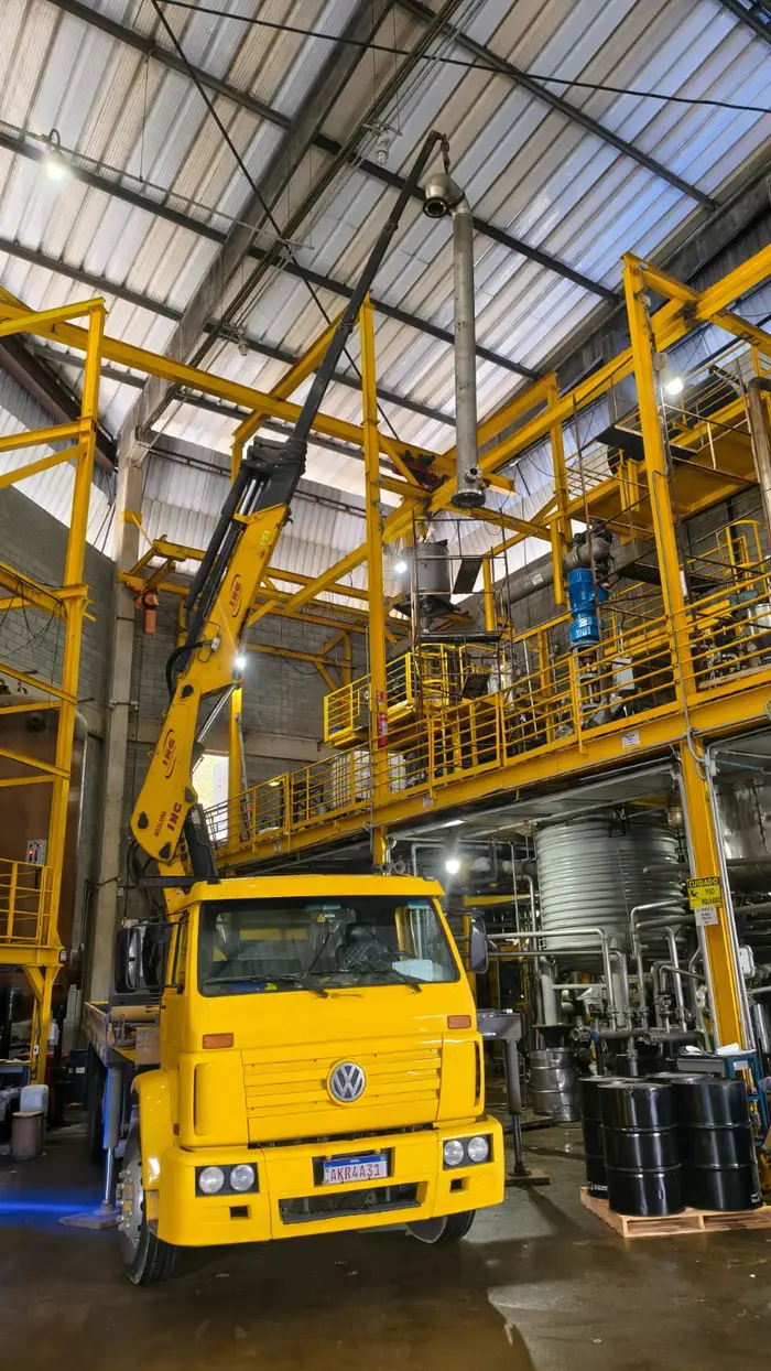 Içamento de peça metálica em planta industrial de grande porte