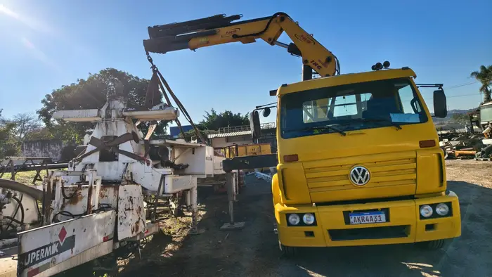 Movimentação de equipamento industrial pesado com Munck